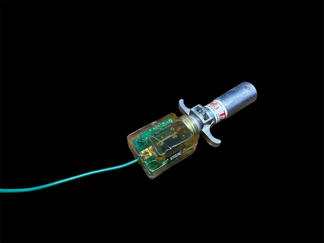 This Standard 4-PIN Round Transmitter from TowMate is used on TowMate Tow Lights that do not use an external antenna. This transmitter does not have an antenna and the electronics are injection molded to ensure that it will resist the elements. Top View